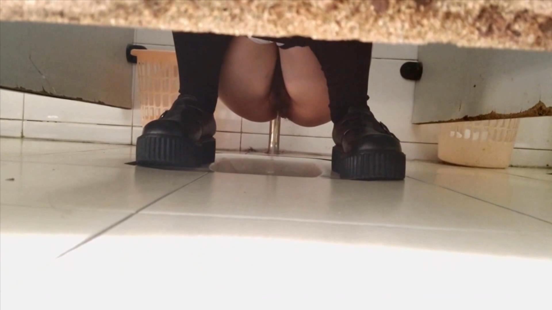 办公楼女厕偷拍 马尾辫白裙身材不错的小美女-肥厚的阴唇很鲜美 小逼很饱满-想来一口吗.jpg